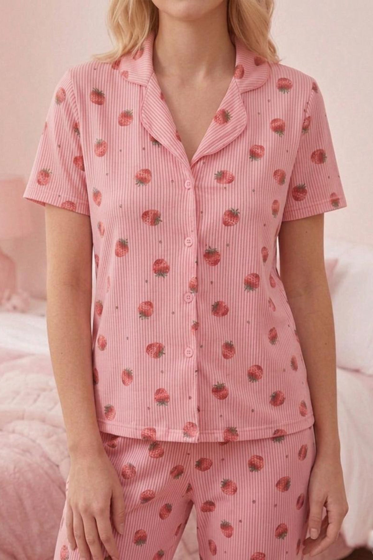 Çilek Desenli Düğmeli Kısa Kollu Pijama Takımı – Pembe