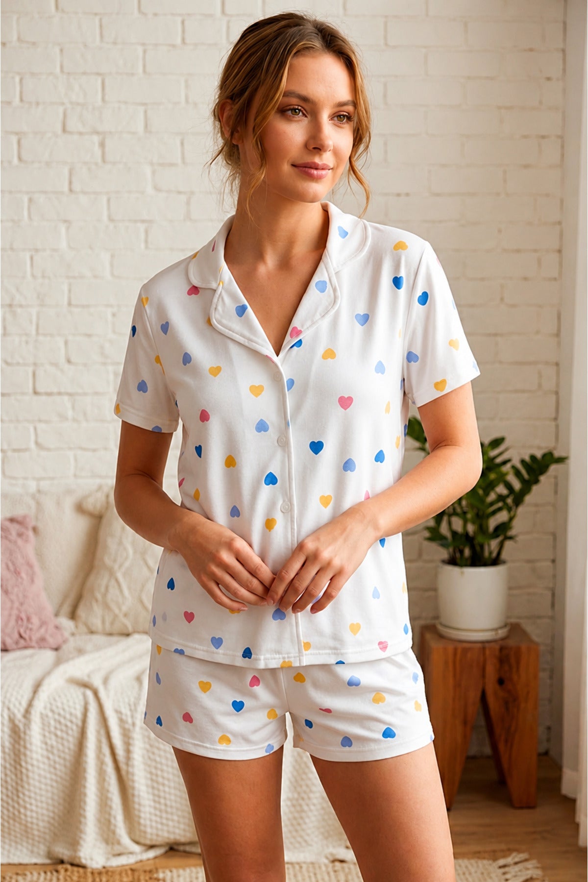Renkli Kalp Desenli Düğmeli Şortlu Pijama Takımı – Kırık Beyaz