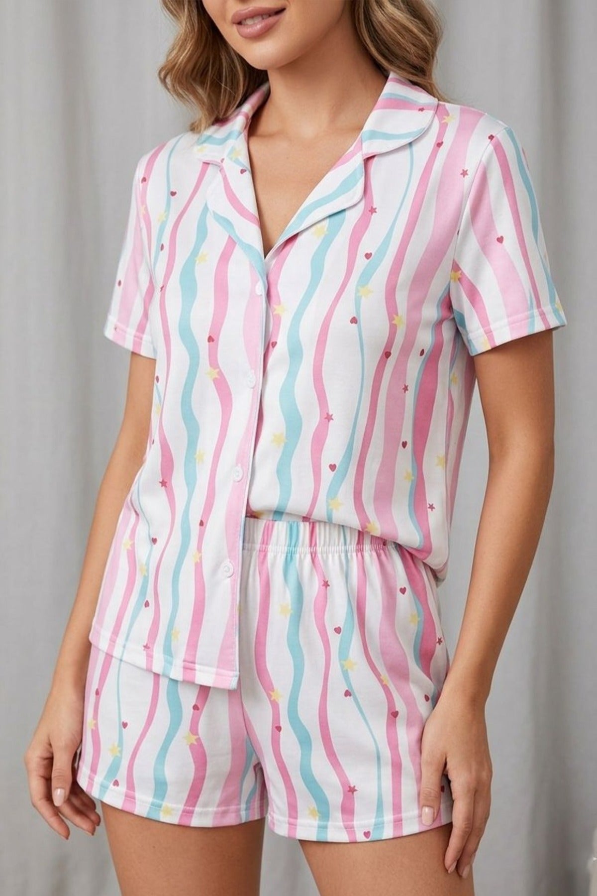 Yıldız ve Kalp Desenli Çizgili Düğmeli Şortlu Pijama Takımı – Çok Renkli