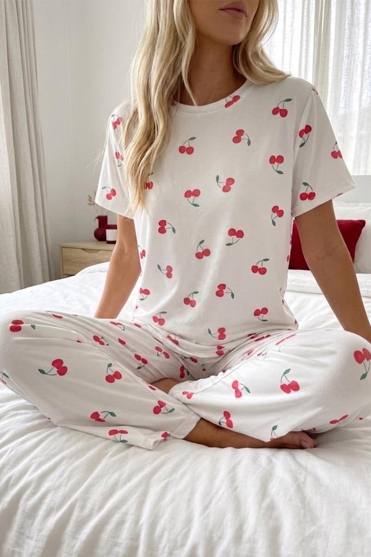 Kiraz Desenli Kısa Kollu Pijama Takımı – Beyaz