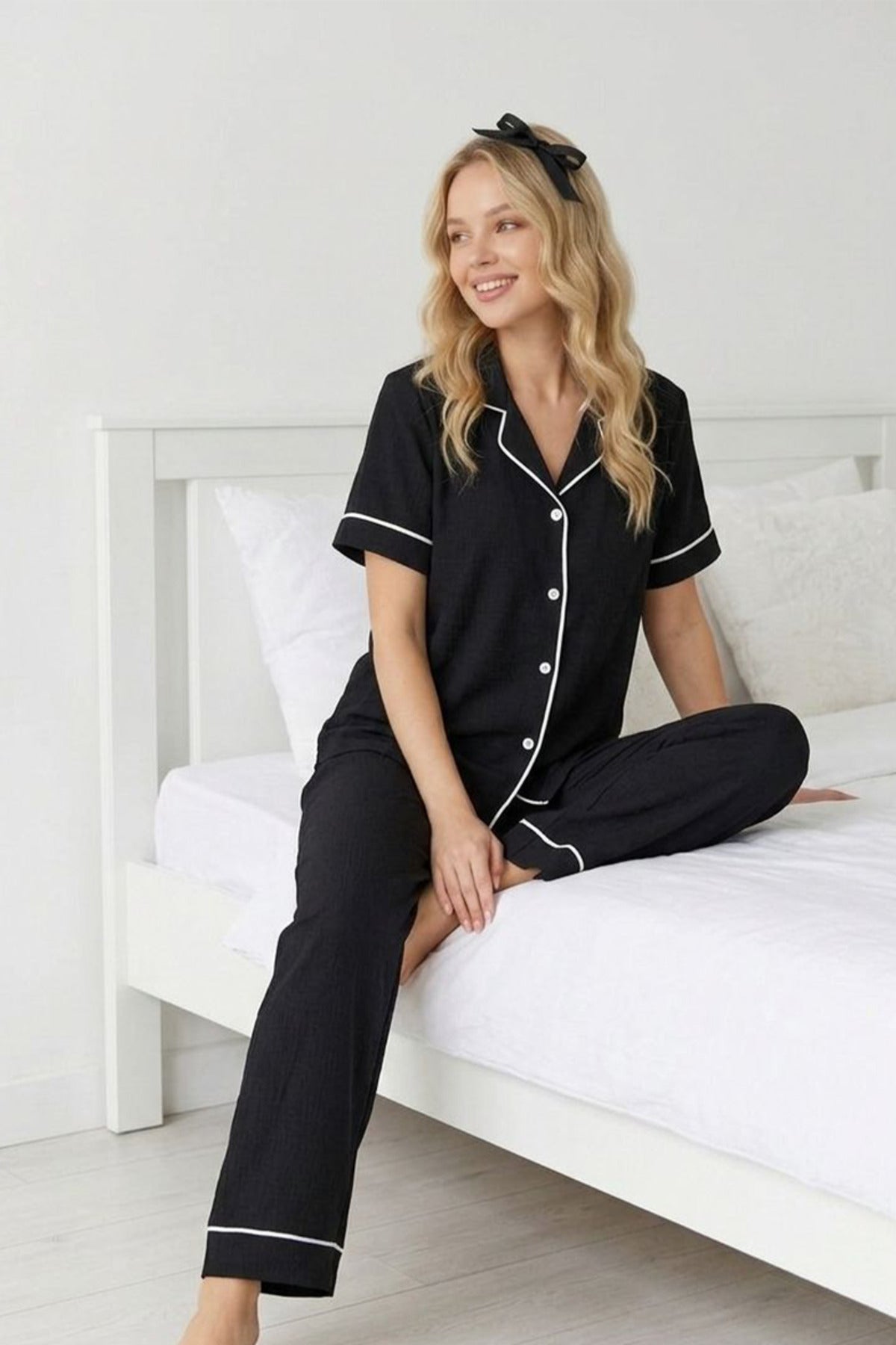 Biyeli Düğmeli Kısa Kollu Pijama Takımı – Siyah