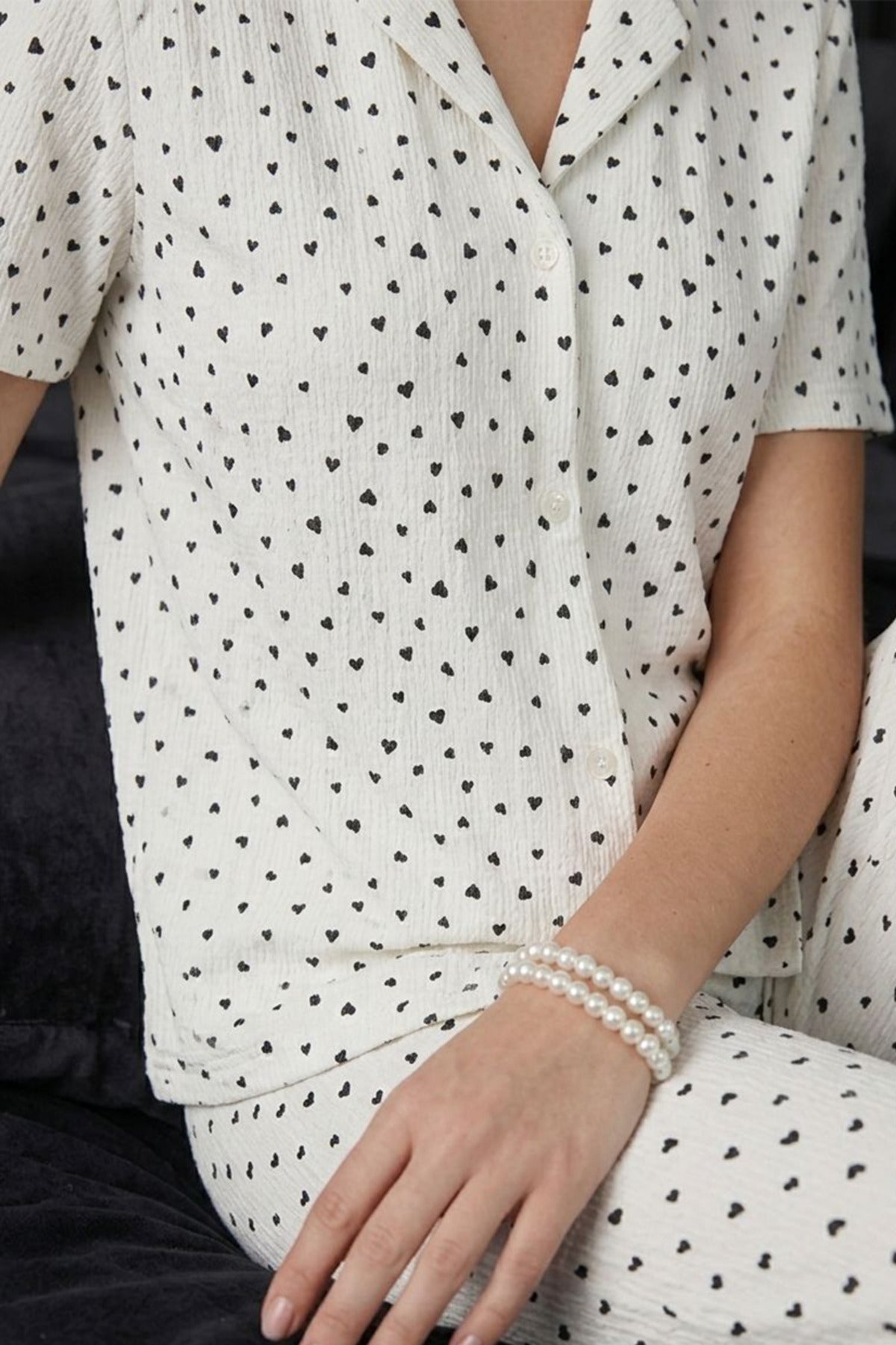 Siyah Kalp Detaylı Bürümcük Kısa Kollu Pijama Takımı – Beyaz