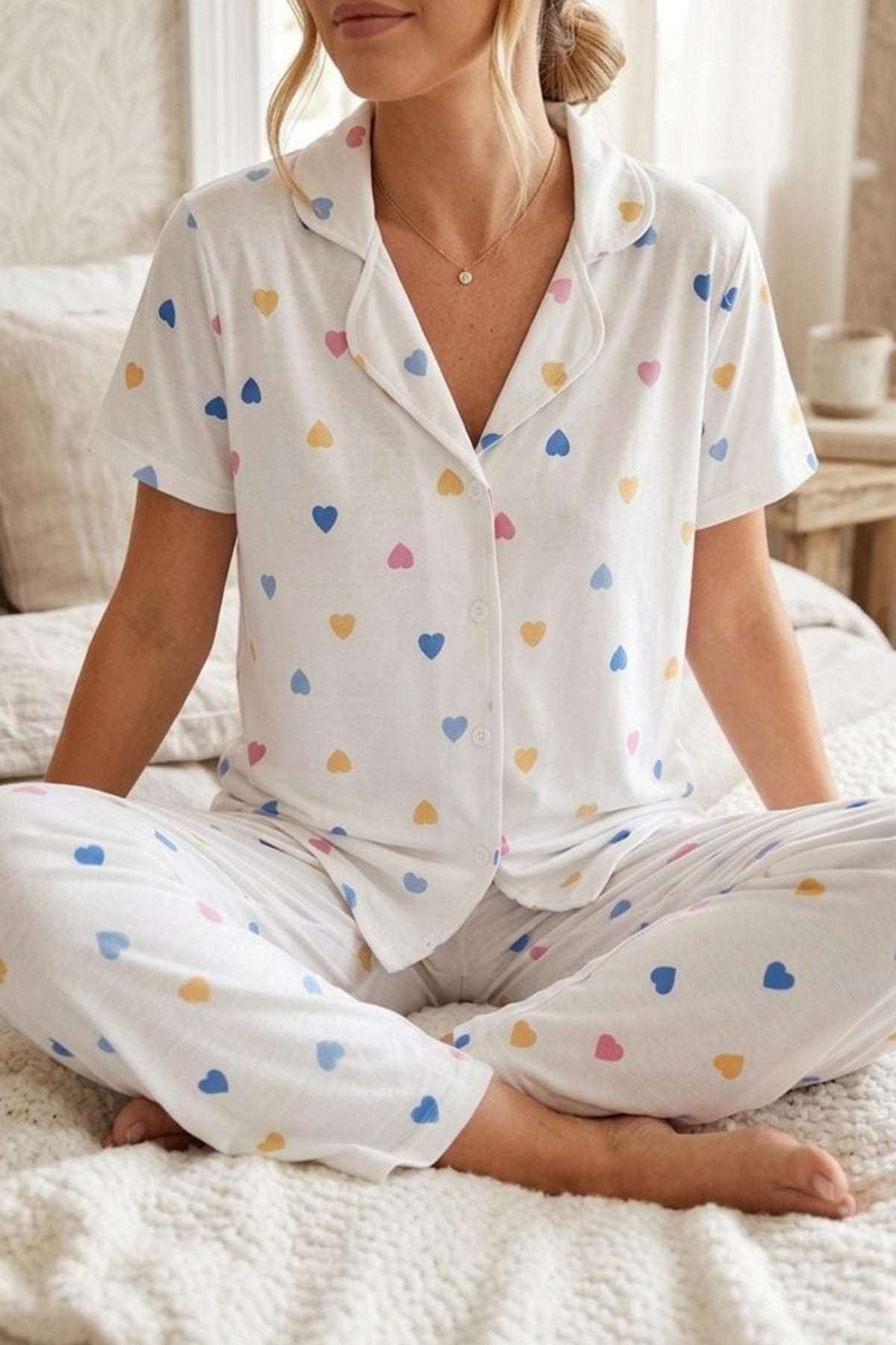Renkli Kalp Desenli Düğmeli Kısa Kollu Pijama Takımı – Beyaz