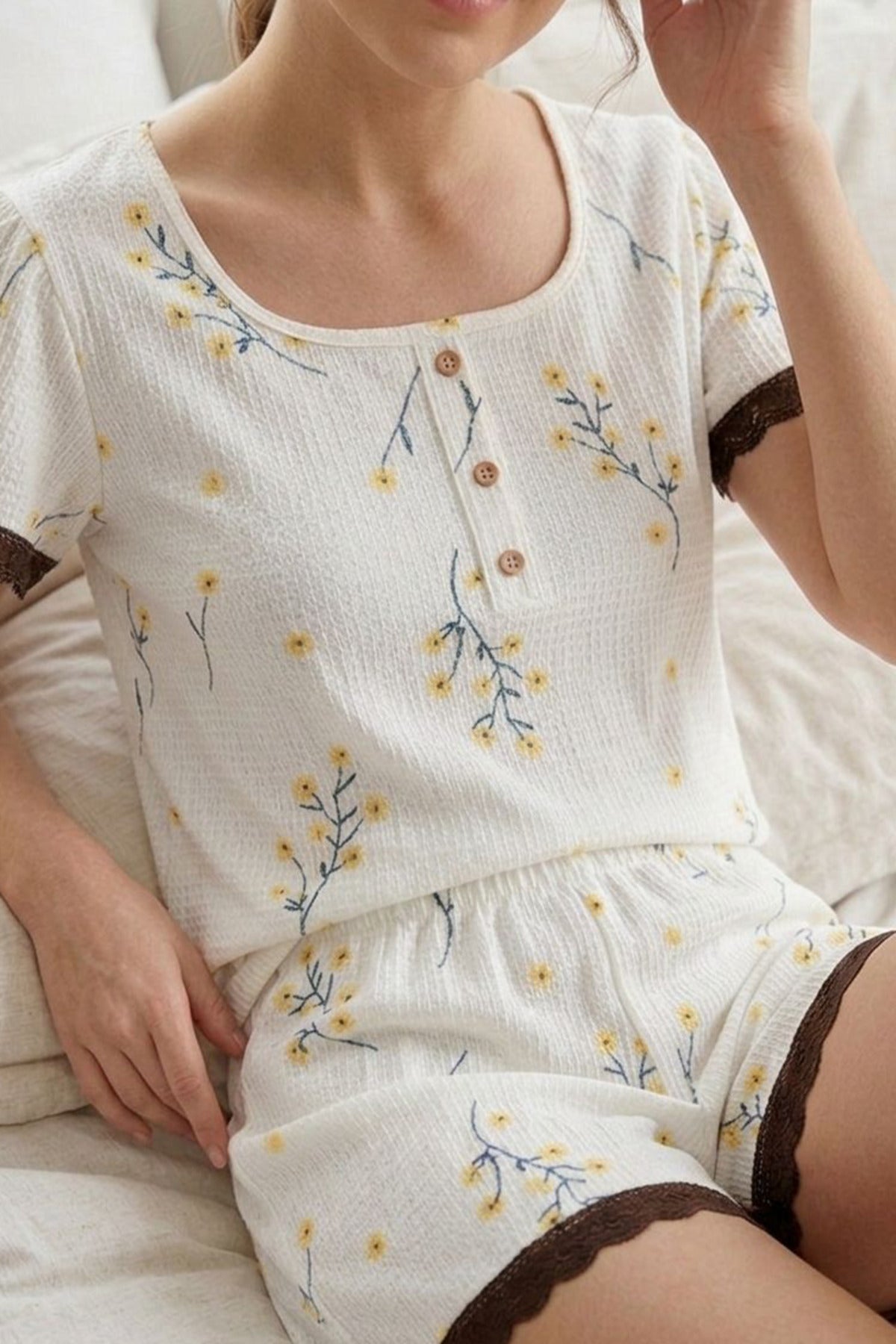 Dantel Detaylı Çiçek Baskılı Şortlu Pijama Takımı – Beyaz