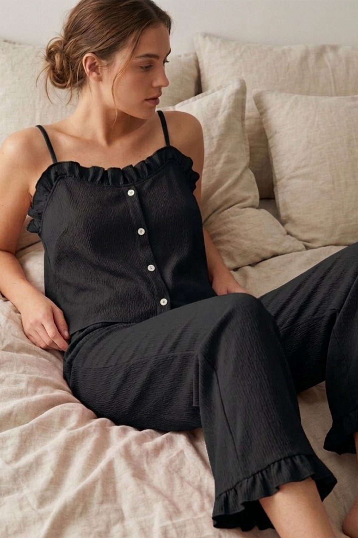 Fırfır Detaylı İp Askılı Pijama Takımı – Siyah