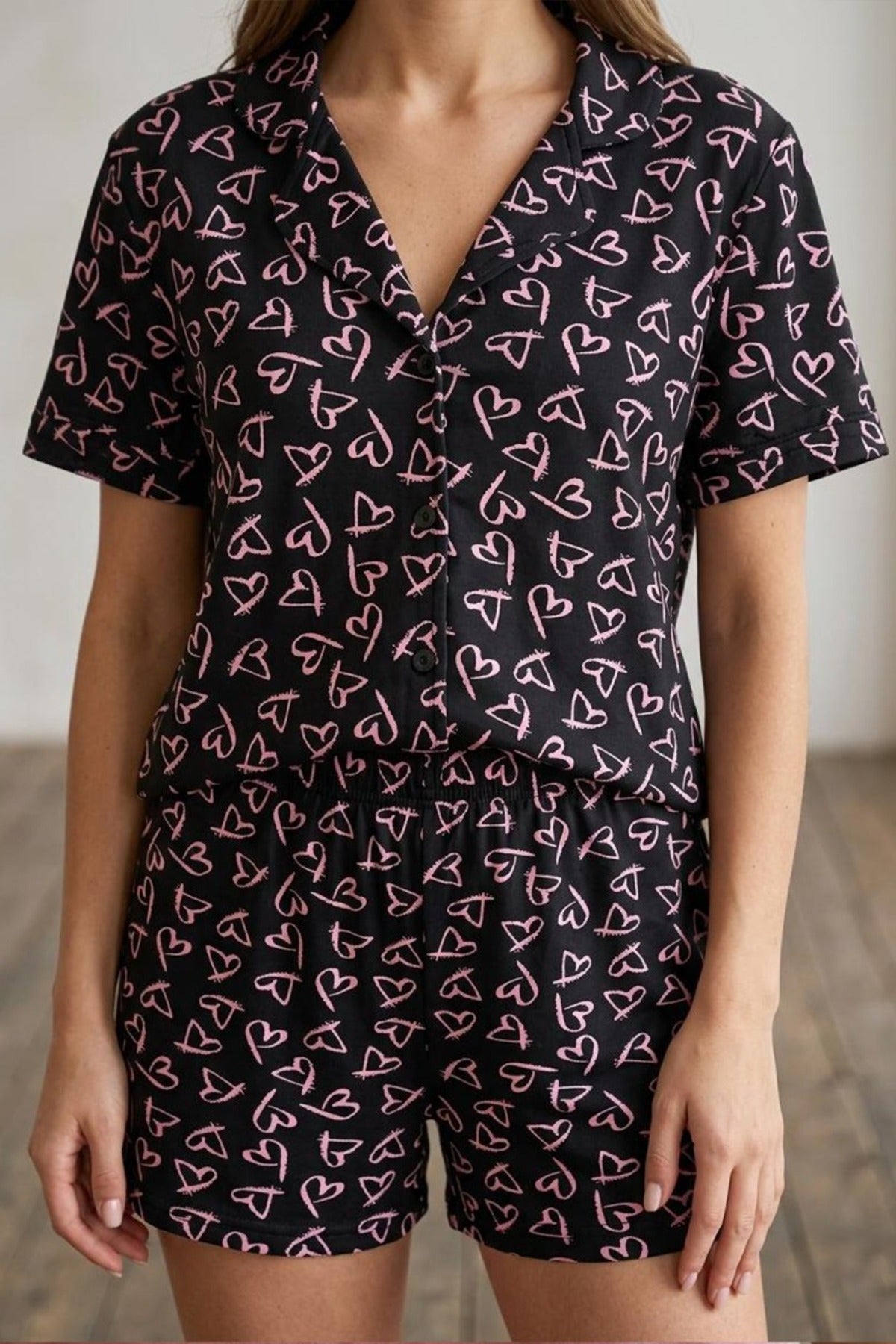 Pembe Kalp Desenli Düğmeli Şortlu Pijama Takımı – Siyah