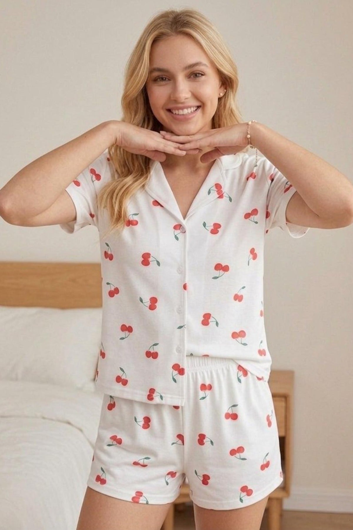 Kiraz Desenli Düğmeli Şortlu Pijama Takımı – Beyaz