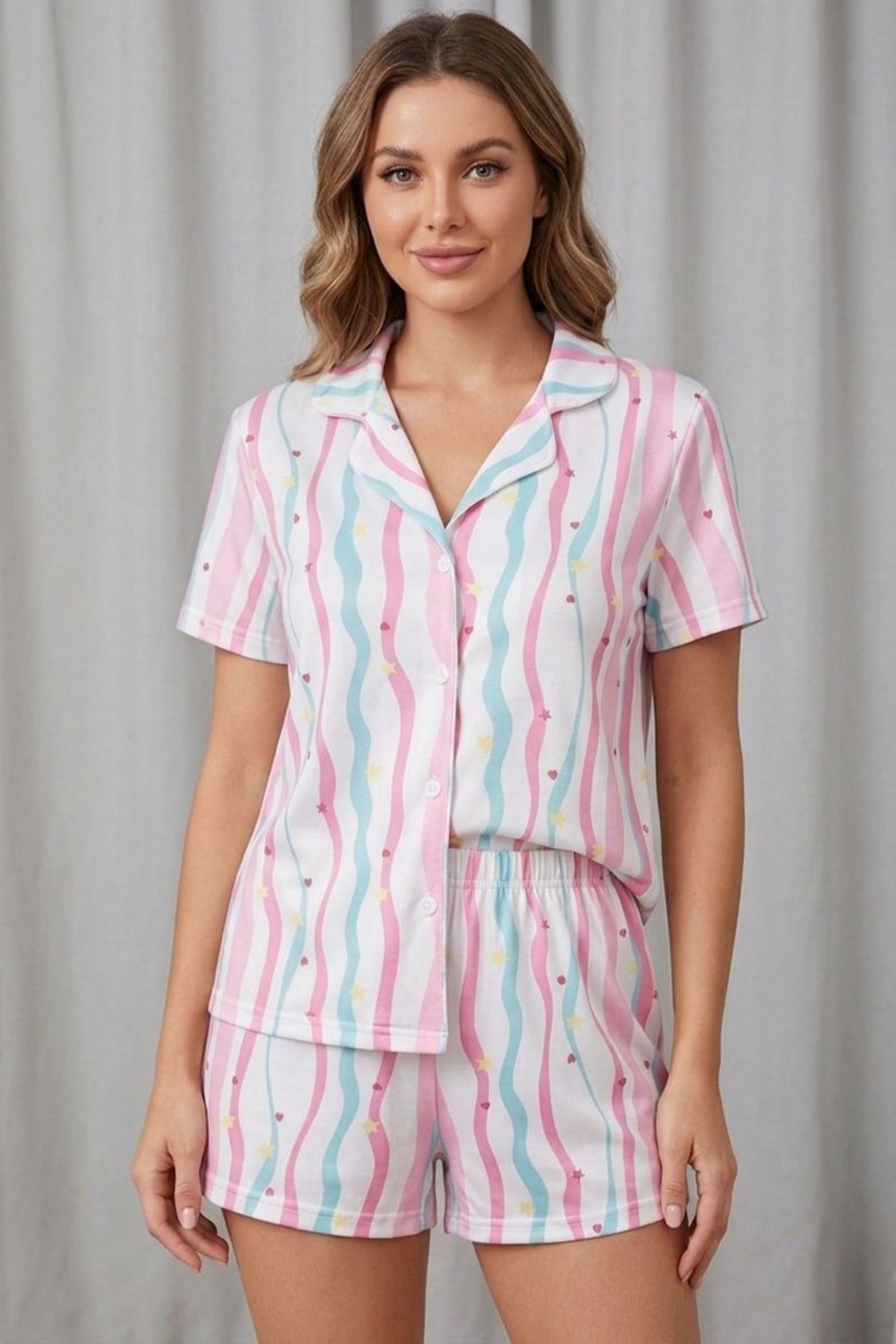 Yıldız ve Kalp Desenli Çizgili Düğmeli Şortlu Pijama Takımı – Çok Renkli