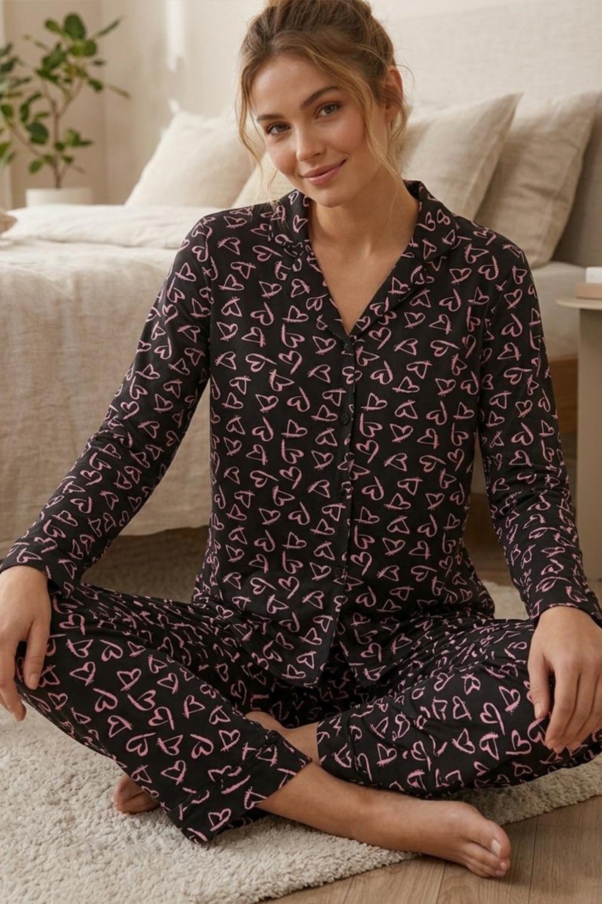 Pembe Kalp Desenli Uzun Kollu Pijama Takımı – Siyah