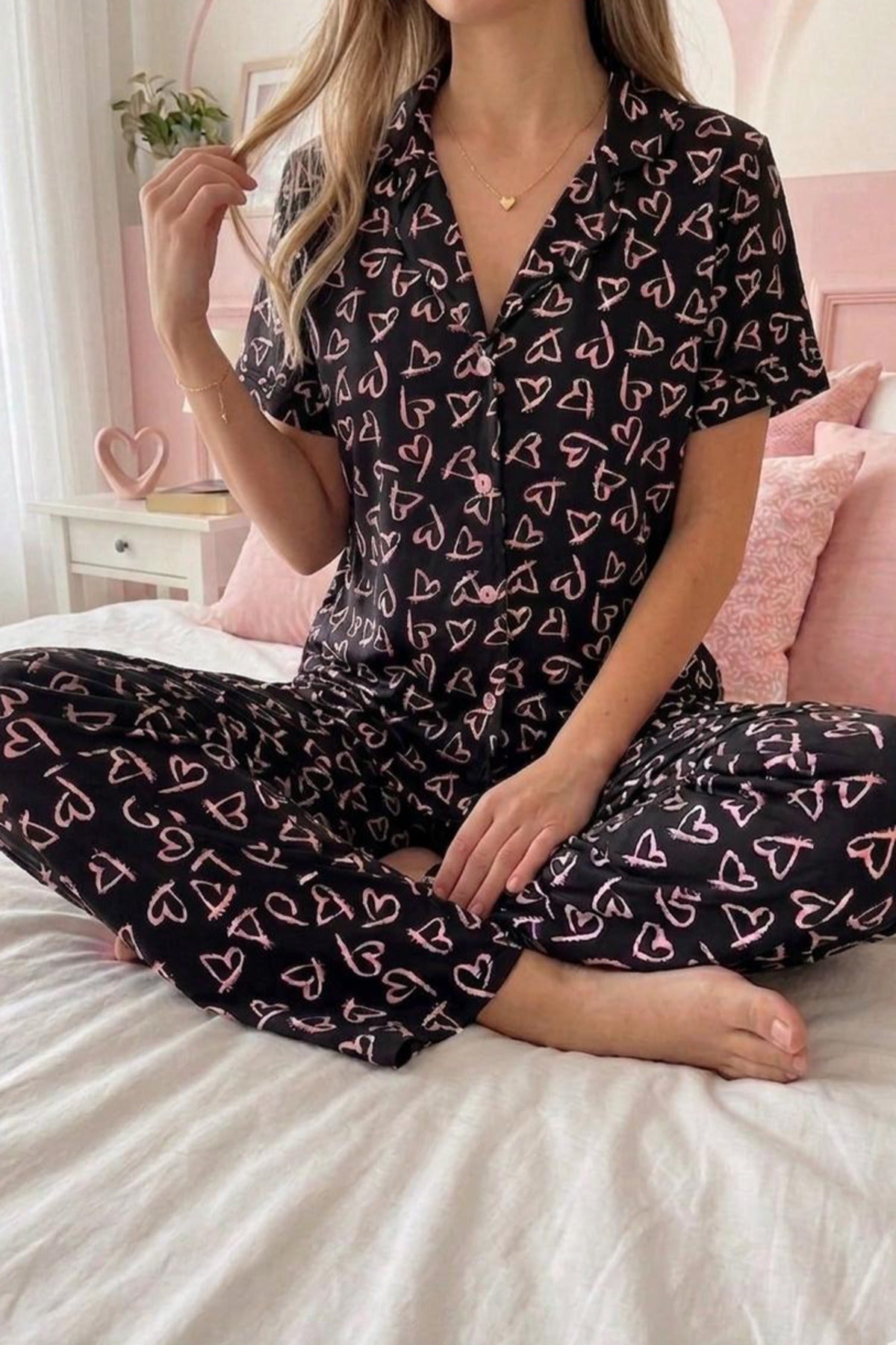 Pembe Kalp Desenli Düğmeli Kısa Kollu Pijama Takımı – Siyah
