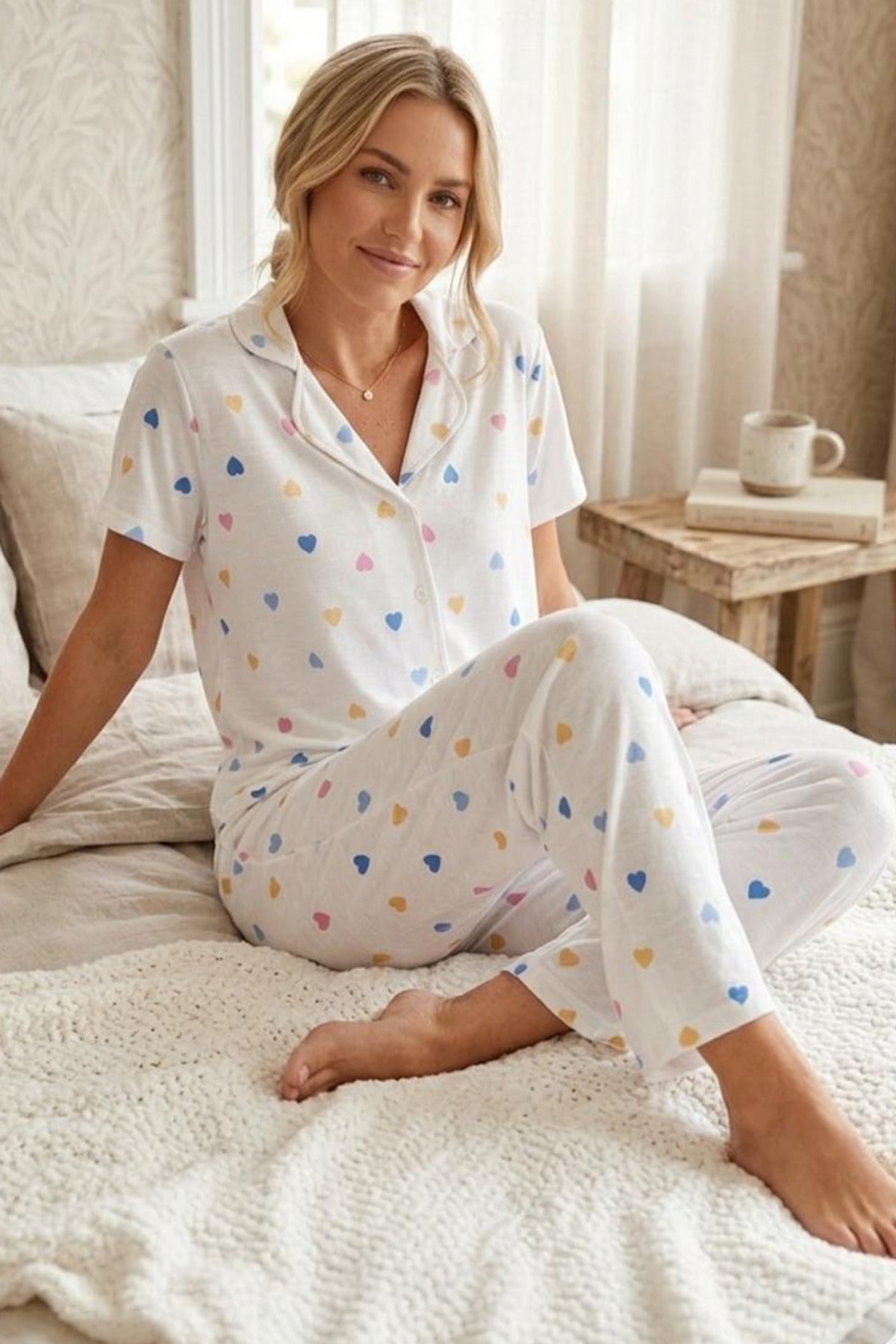 Renkli Kalp Desenli Düğmeli Kısa Kollu Pijama Takımı – Beyaz