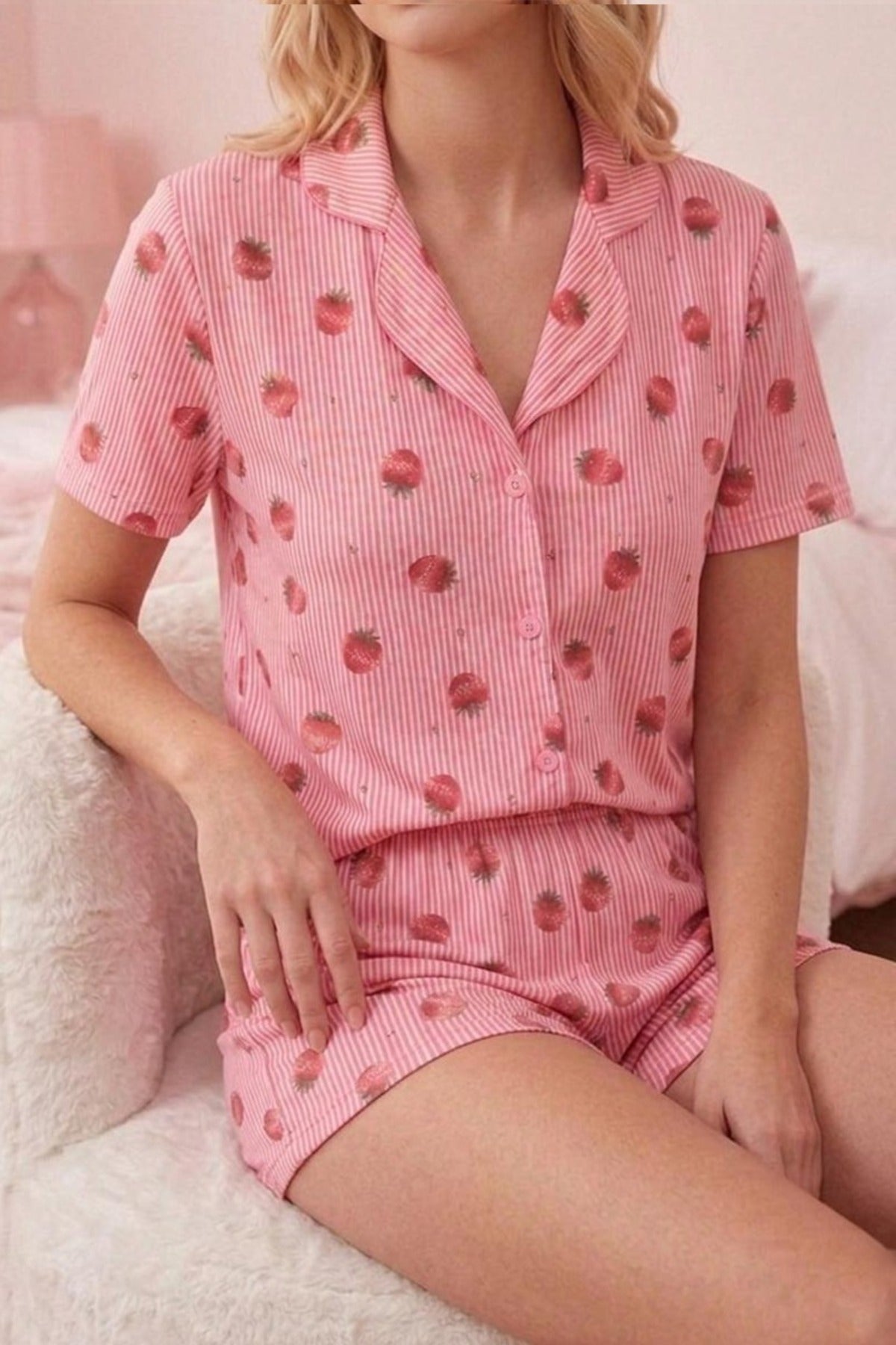 Çilek Desenli Şortlu Pijama Takımı – Açık Pembe