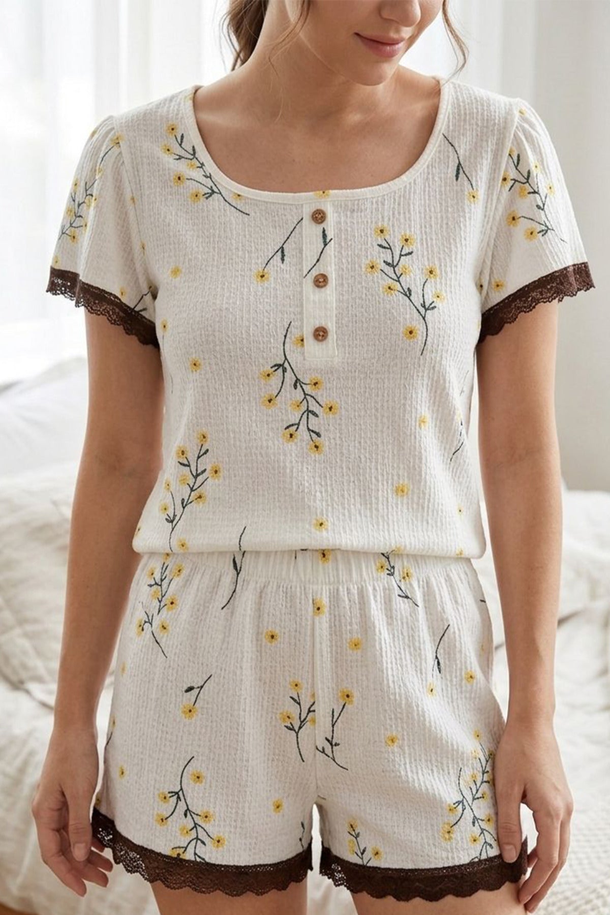 Dantel Detaylı Çiçek Baskılı Şortlu Pijama Takımı – Beyaz