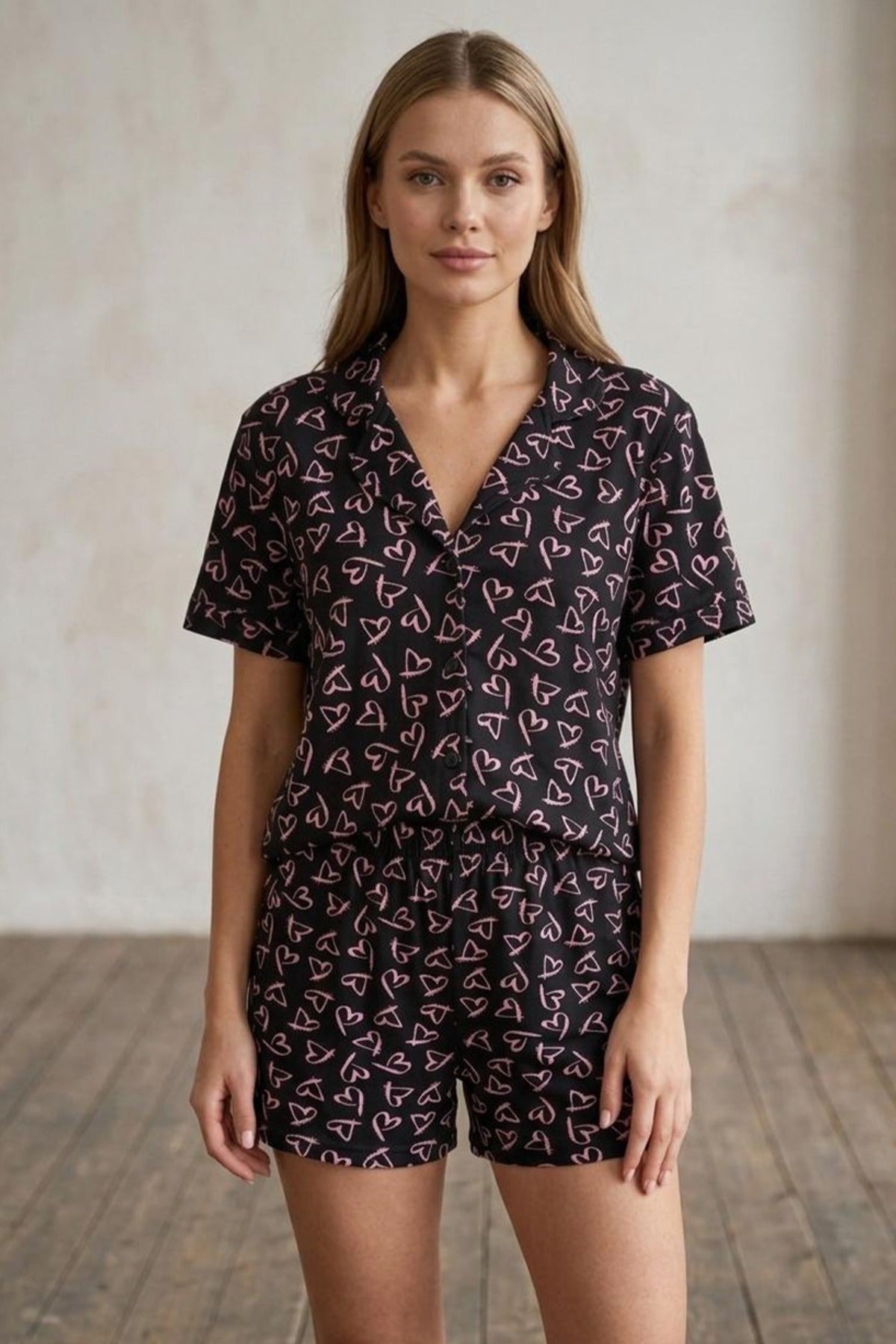 Pembe Kalp Desenli Düğmeli Şortlu Pijama Takımı – Siyah