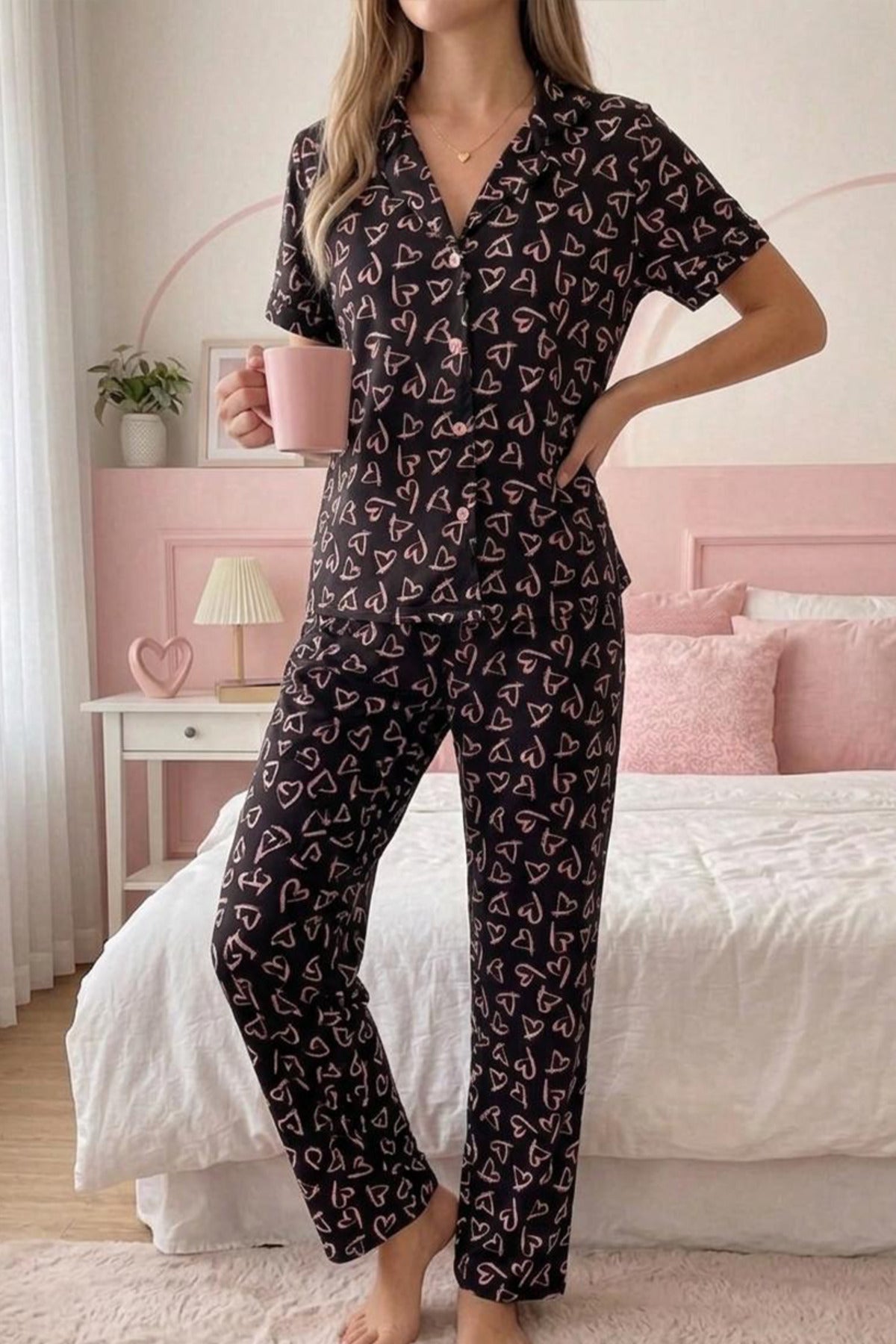 Pembe Kalp Desenli Düğmeli Kısa Kollu Pijama Takımı – Siyah