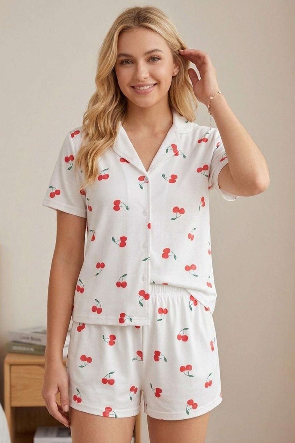 Kiraz Desenli Düğmeli Şortlu Pijama Takımı – Beyaz