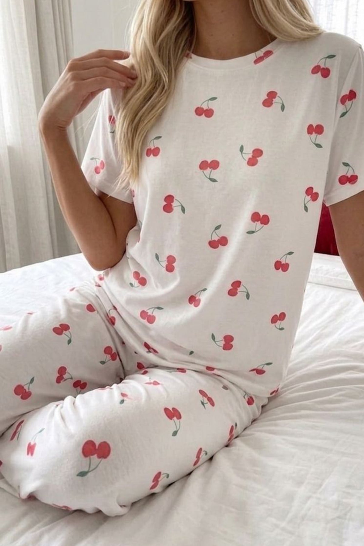 Kiraz Desenli Kısa Kollu Pijama Takımı – Beyaz